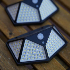 Lámpara solar triangular